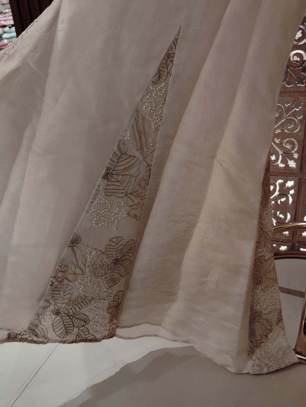 Engagement parties, daytime weddings, sophisticated brunches, or evening cocktail events.