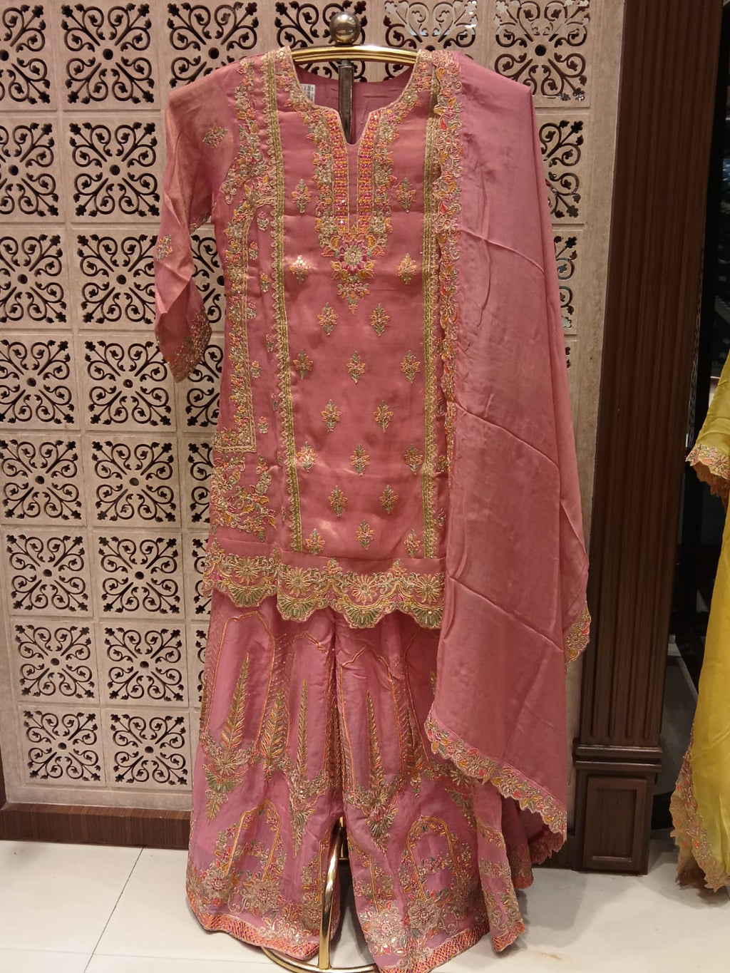 Perfect for pre-wedding functions, festive pujas, brunch gatherings, or elegant evening soirees.