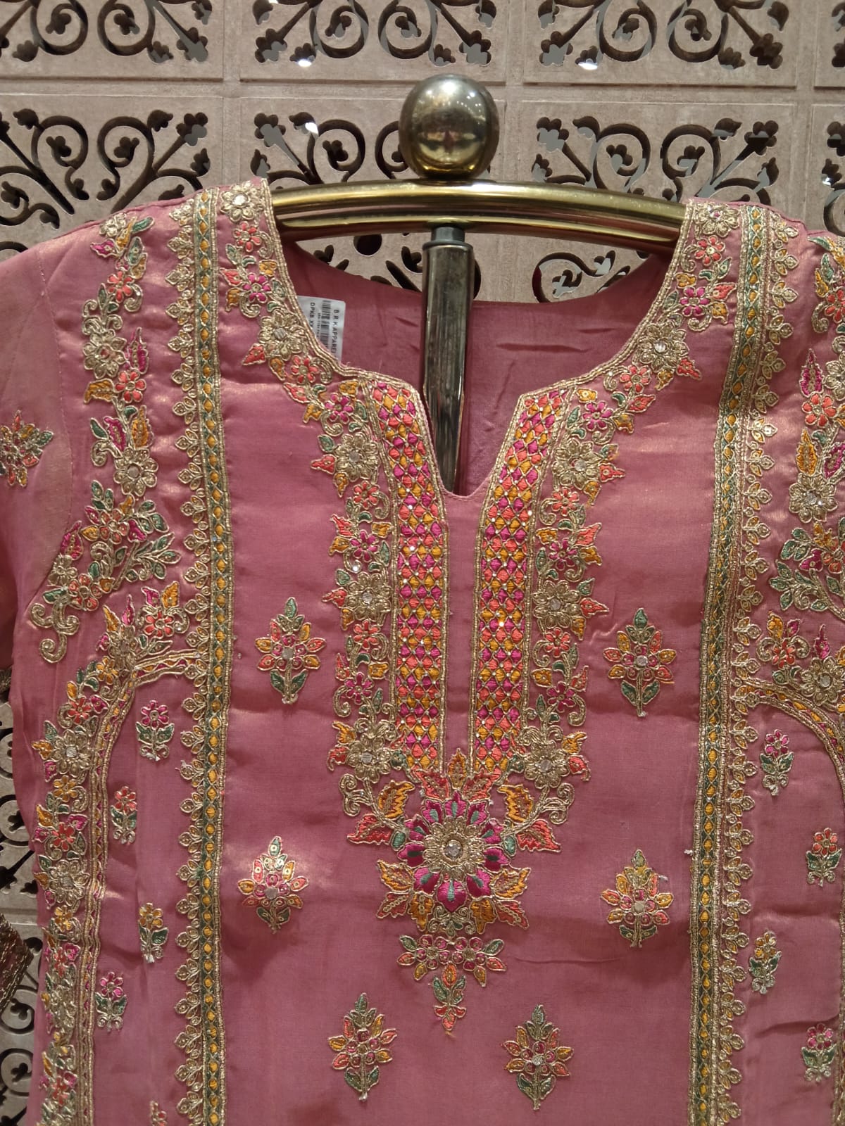 Perfect for pre-wedding functions, festive pujas, brunch gatherings, or elegant evening soirees.