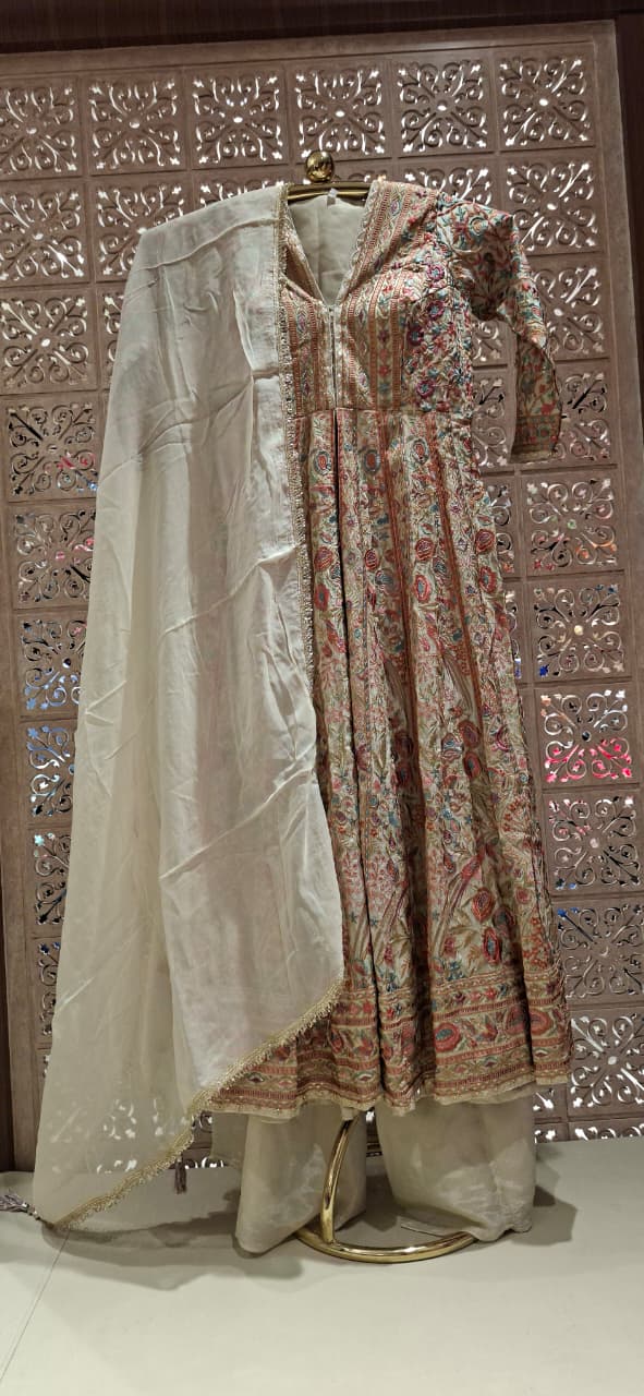 Weddings, festive celebrations, family functions, pujas, cultural occasions and elegant daytime gatherings.