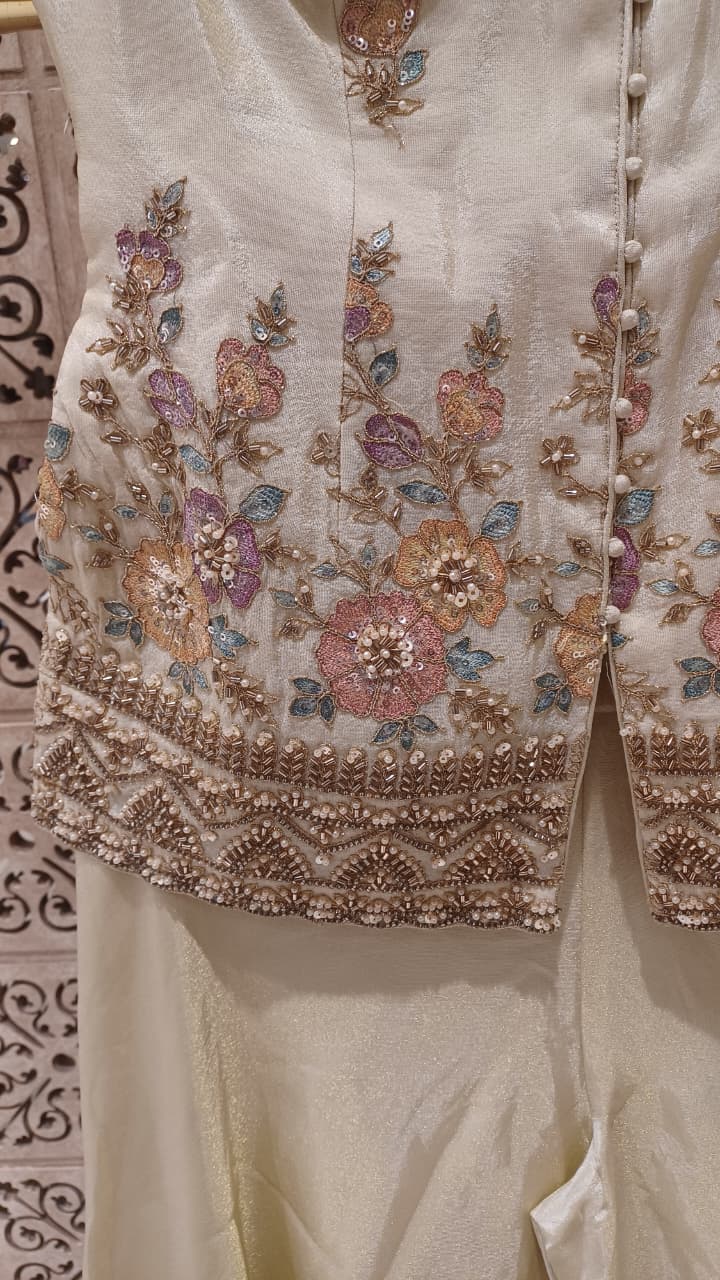 Festive celebrations, daytime weddings, mehendi functions, intimate gatherings, and elegant festive soirées.
