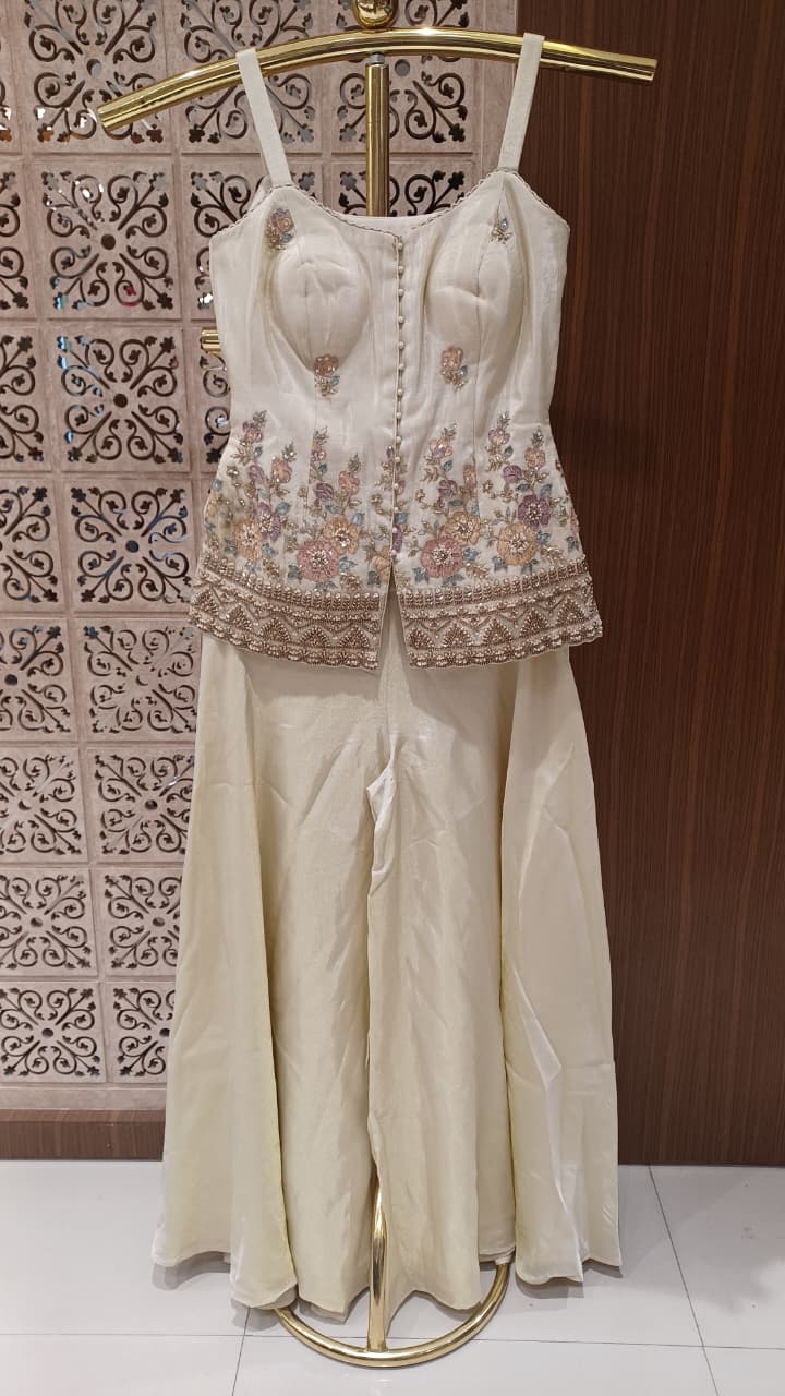 Festive celebrations, daytime weddings, mehendi functions, intimate gatherings, and elegant festive soirées.