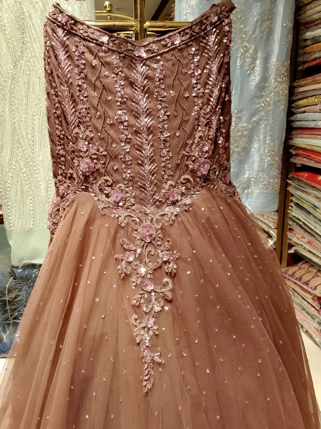 Fish-cut, Receptions, sangeet ceremonies, cocktail parties, weddings, and glamorous evening celebrations.