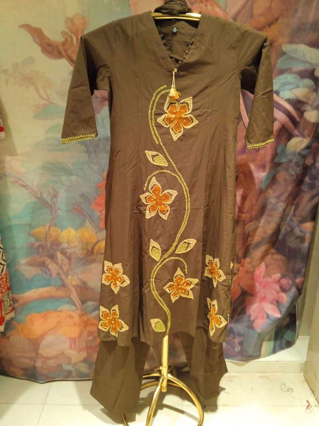 Olive Brown The Earthy Elegance Applique Work Mul Cotton Kurta Set.
