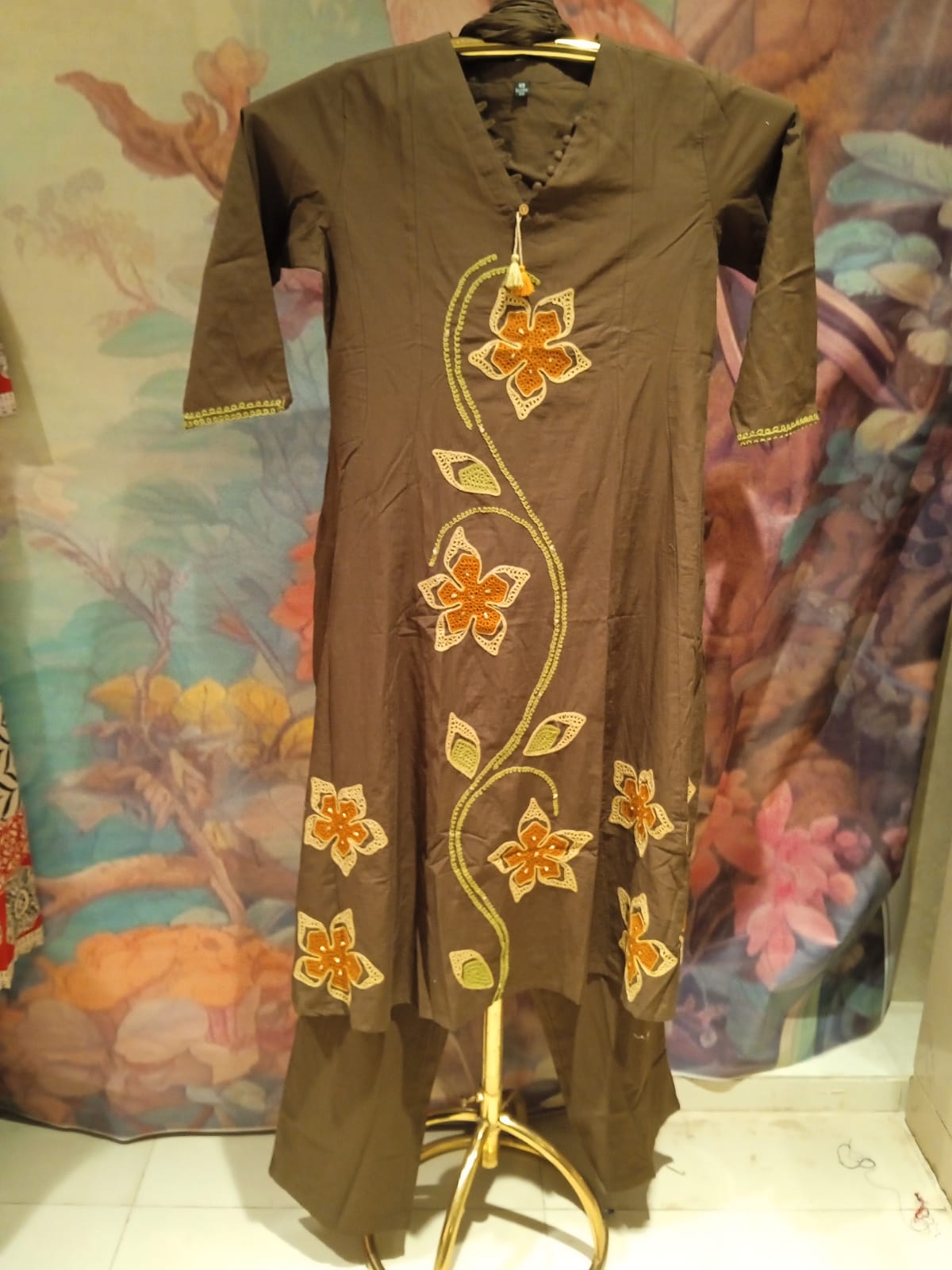 Olive Brown The Earthy Elegance Applique Work Mul Cotton Kurta Set.