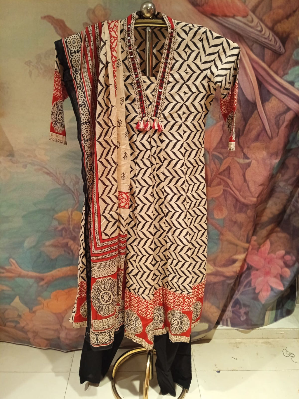 Cream Tribal Chevron Mul Cotton Ajrakh-Inspired Kurta Pant Set.