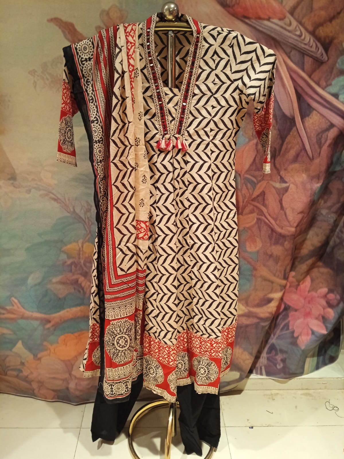Cream Tribal Chevron Mul Cotton Ajrakh-Inspired Kurta Pant Set.
