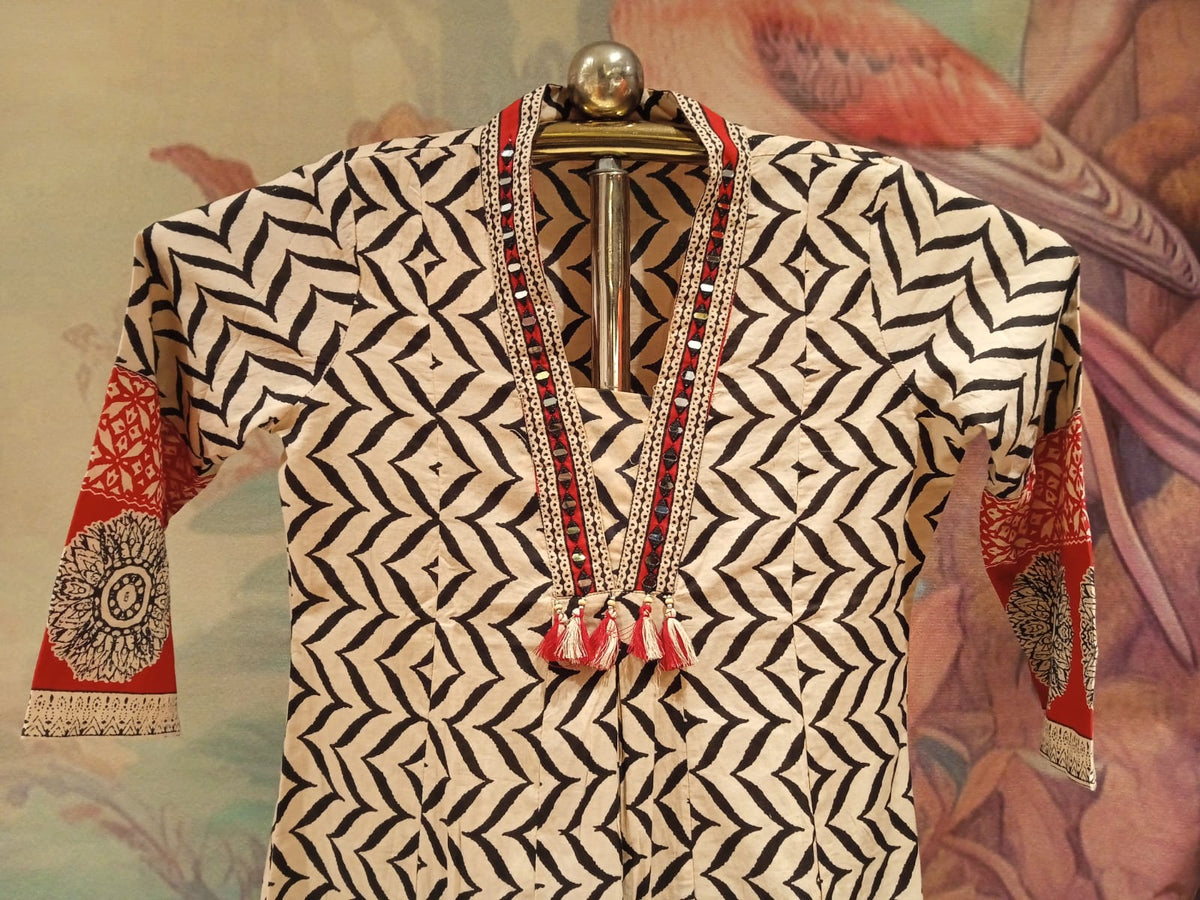 Cream Tribal Chevron Mul Cotton Ajrakh-Inspired Kurta Pant Set.